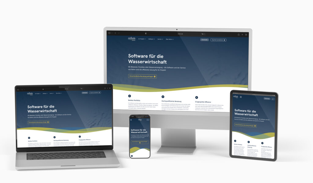 Drei Geräte zeigen die Website von Rehm: ein Desktop-Monitor, ein Laptop und ein Tablet, alle mit dem Text 'Software für die Wasserwirtschaft'.